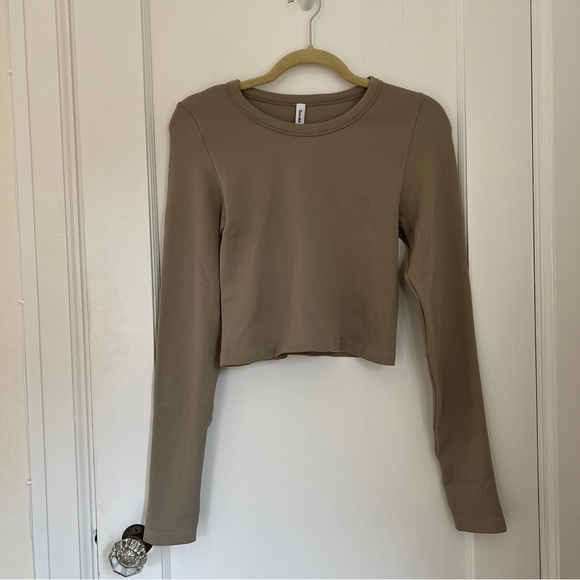 NWT Aritzia Sunday Best Crew Longsleeve - Picture 1 of 4